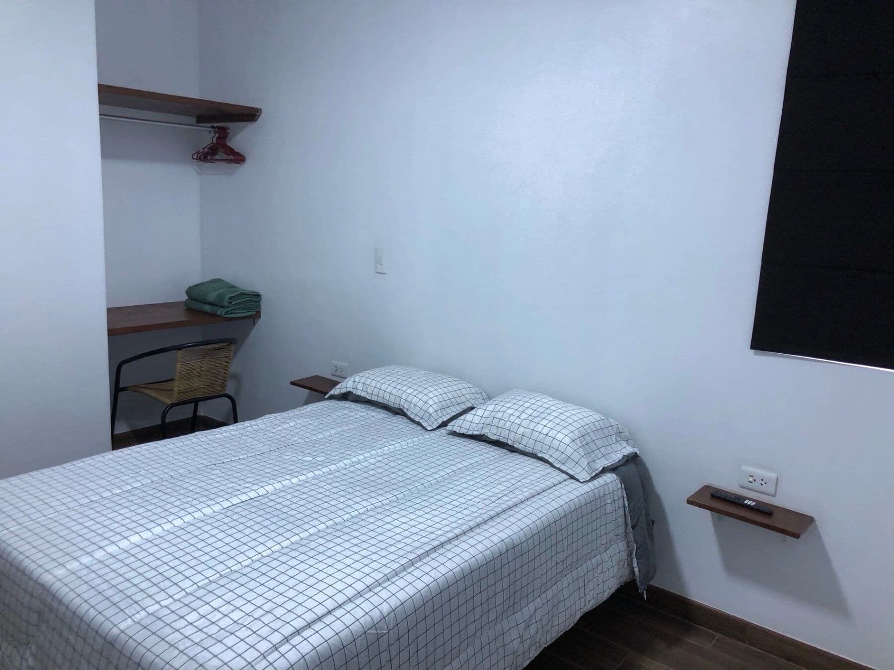 Dormitorio con zona de trabajo