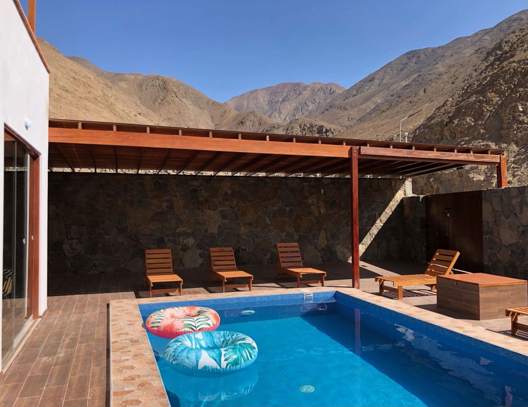 Piscina con vista a los cerros del valle